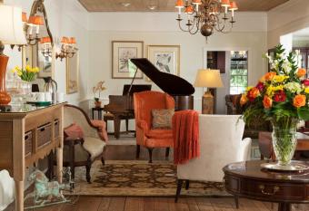 1906 Pine Crest Inn has rooms with a private hot tub