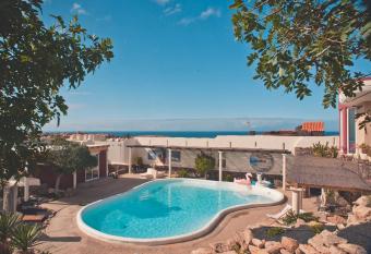 Studio - Agua - Surf & Yoga Villa allows 18 year olds to book a room