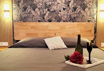 Room and suite Trinacria View has rooms with a private hot tub