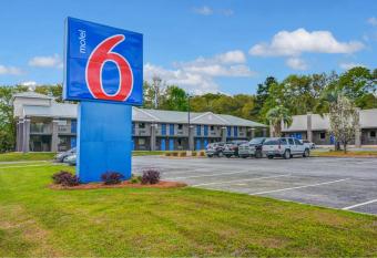Motel 6 Moultrie, GA allows 18 year olds to book a room