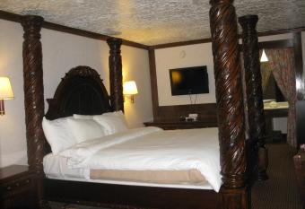 Stratford Inn Tyler has rooms with a private hot tub