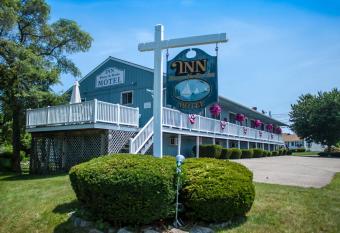 Inn Between the Beaches & Villager has Balcony rooms