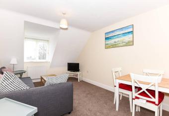 Exclusive Use - 1 Bedroom Apartment - Willow Court, 19 Double Street, Spalding, PE11 2AA allows 18 year olds to book a room