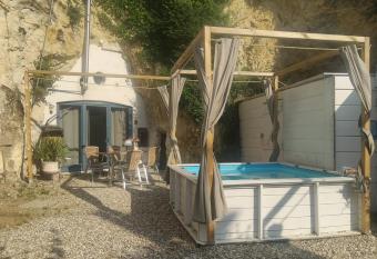 LE CAVERNACLE has Balcony rooms