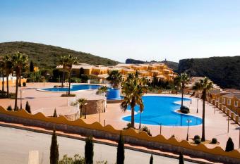 Casa Cumbre del Sol allows 18 year olds to book a room