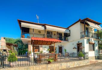 Ilioni Studios has Balcony rooms