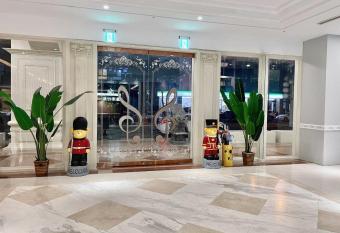 Hotel Champs Elys  es allows 18 year olds to book a room