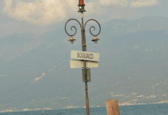 Un angolo di paradiso sul lago di Garda allows 18 year olds to book a room