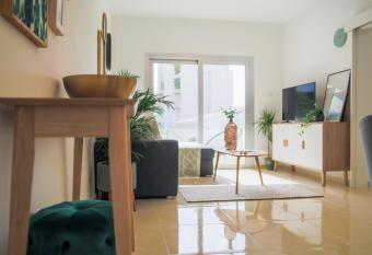 Phaedrus Living: City Centre Luxury Flat Esperidon 201 allows 18 year olds to book a room