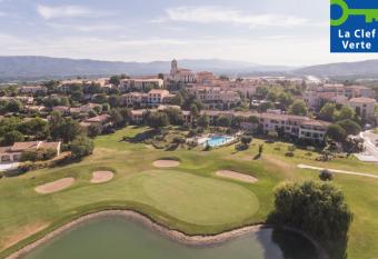 Village Pierre & Vacances Pont Royal en Provence allows 18 year olds to book a room