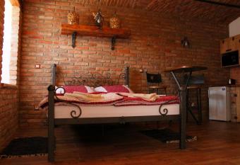 Apartm  ny Patriot allows 18 year olds to book a room