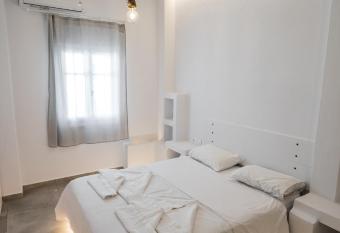 Esmeralda Apartments has Balcony rooms