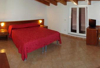 Albergo Antica Luni has Smoking/Balcony rooms