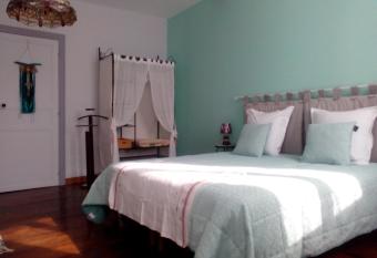 AUX ROSIERS allows 18 year olds to book a room