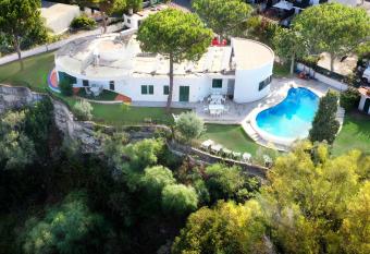 VILLA TAI allows 18 year olds to book a room