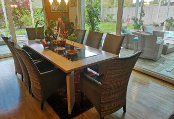 Homestay Free Park&Bikes has rooms with a private hot tub