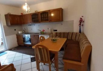 Monteur-, Ferienwohnung mit Balkon in Hanau bei Frankfurt und Aschaffenburg allows 18 year olds to book a room