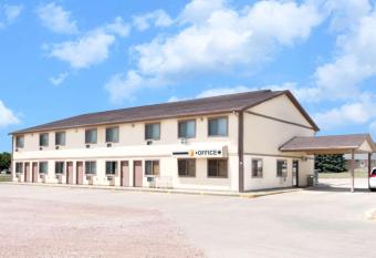 Super 8 by Wyndham Winner SD allows 18 year olds to book a room