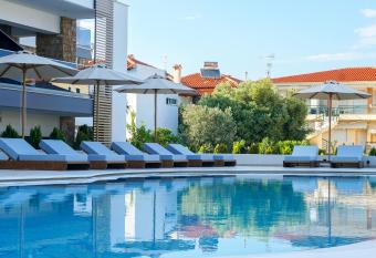 Agnes Deluxe Hotel allows 18 year olds to book a room