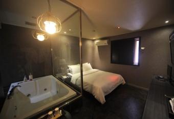 Gugi Motel has rooms with a private hot tub