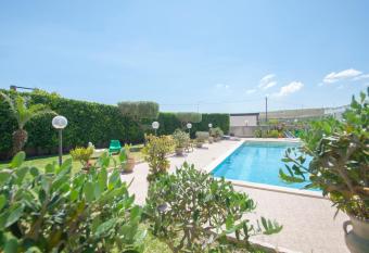 B&b Vittoria House has rooms with a private hot tub