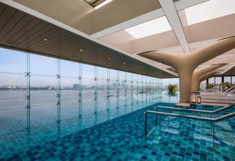 Oakwood Residence Hanoi has rooms with a private hot tub