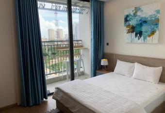 A Cosy Apartment in Vinhomes Green Bay Ha Noi has rooms with a private hot tub