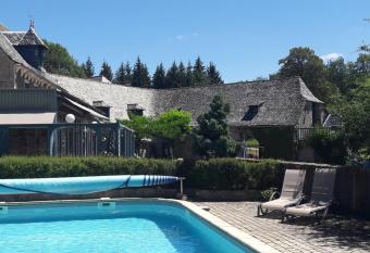 Appart-H  tel du Golf de Laguiole allows 18 year olds to book a room