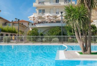 Hotel La Rosa has Balcony rooms