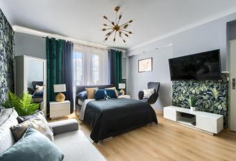 ClickTheFlat Palace of Culture View - Apart Rooms allows 18 year olds to book a room