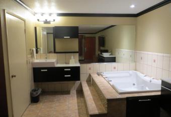 Economy Inn Lax Inglewood has rooms with a private hot tub