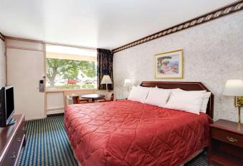 Ramada Limited Cockeysville has Smoking rooms