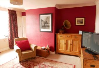 Cosy First Floor Flat in Central Forfar allows 18 year olds to book a room