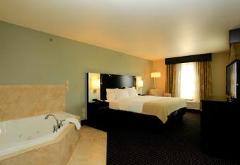 Holiday Inn Express & Suites Marion has rooms with a private hot tub