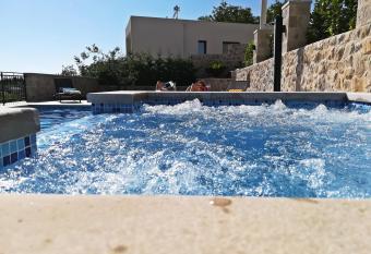 Villa Lucija Cilipi has rooms with a private hot tub