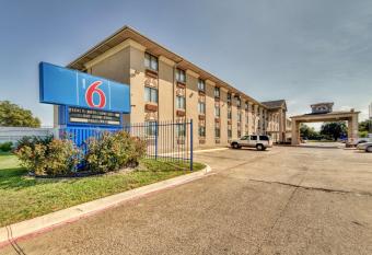 Motel 6 Dallas-Fair Park has Smoking rooms