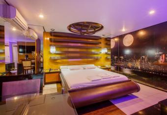 Motel Fasc  nio (Only Adults) allows 18 year olds to book a room