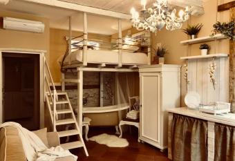 NONNA PALLINA RESIDENCE allows 18 year olds to book a room