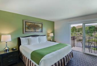 Oxford Suites Yakima has Balcony rooms