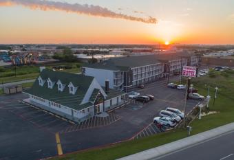 The Crossroads Hotel and Suites Irving has Balcony rooms