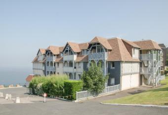 R  sidence Pierre & Vacances Les Tamaris allows 18 year olds to book a room