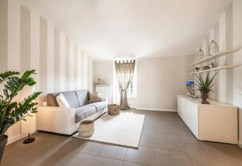 L Angelica Holiday Home has Balcony rooms