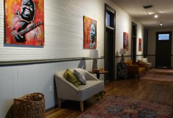 Hostel Auberge Clarksdale allows 18 year olds to book a room