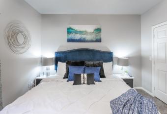 TPC Golf, Shopping & Dining 3 miles with Parking -1005 has rooms with a private hot tub