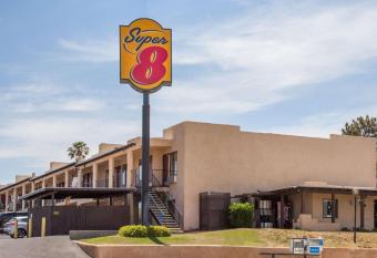 Super 8 by Wyndham Barstow allows 18 year olds to book a room
