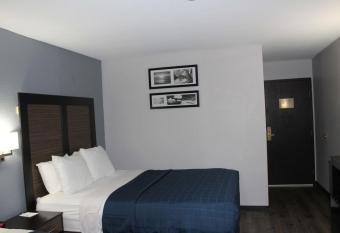 Ramada by Wyndham Cedar Rapids South has rooms with a private hot tub