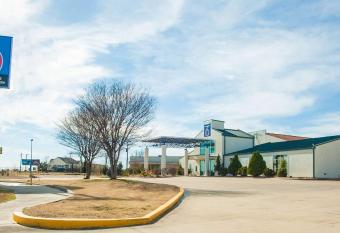 Motel 6 Corsicana Tx has Smoking rooms