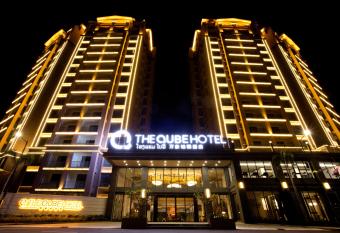 The QUBE Hotel & Suite Vientiane has Balcony rooms