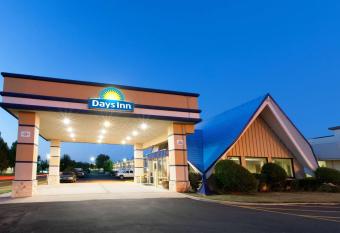 Days Inn by Wyndham Norman has Smoking rooms