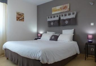 Le President-Gare Nimes Pont Du Gard allows 18 year olds to book a room